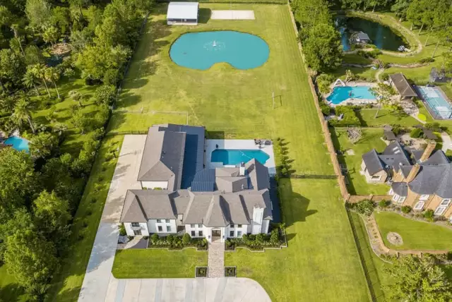 $2.9 Million Texas Estate With Pool, Pond & Volleyball Court (PHOTOS)