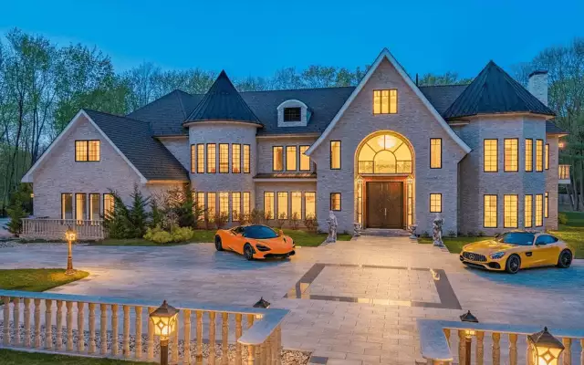 $7.5 Million Long Island Home With Indoor Pool (PHOTOS)
