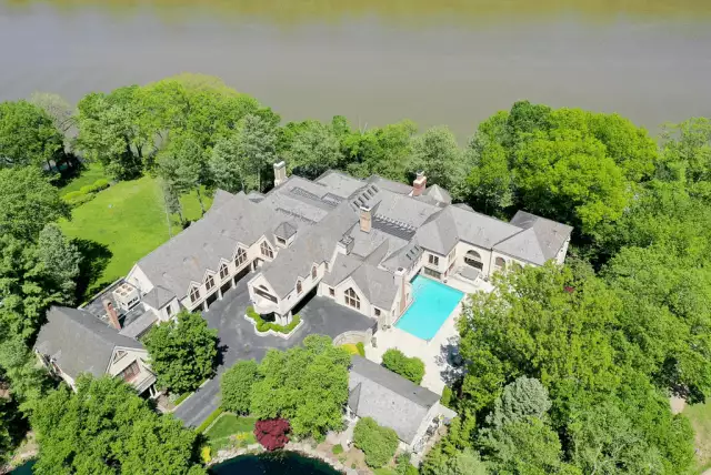 Riverfront Estate With 16 Bedrooms & 26 Bathrooms (PHOTOS)