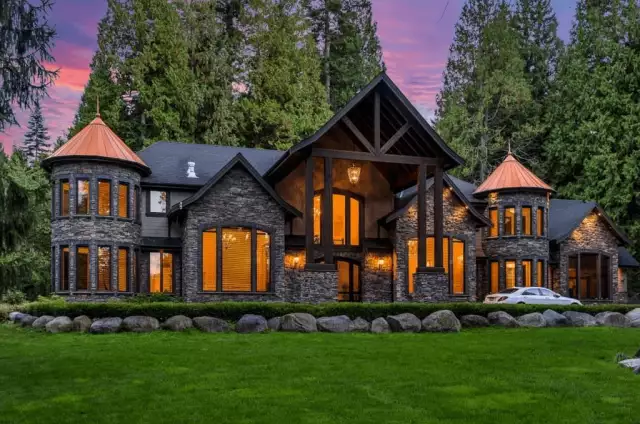 Luxury Home In British Columbia, Canada (PHOTOS)