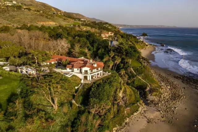 Cindy Crawford’s Former Malibu Mansion Lists For $99.5 Million