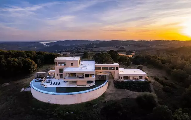 Contemporary Home On 40 Acres With Infinity Pool (PHOTOS)