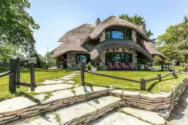 Thatch-Roof House Resembling a Mushroom Is This Week’s Most Popular Home