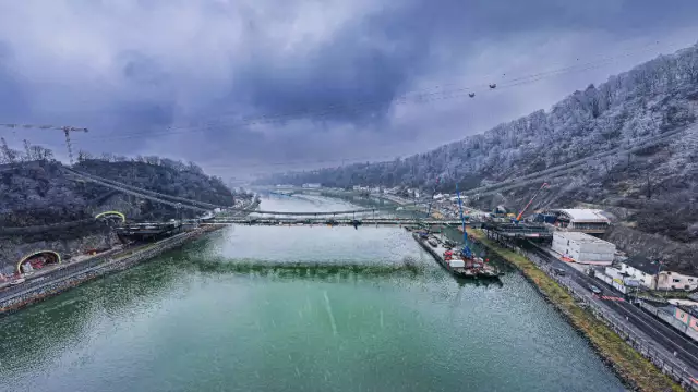 'Unique' Suspension Bridge Takes Shape in Linz, Austria