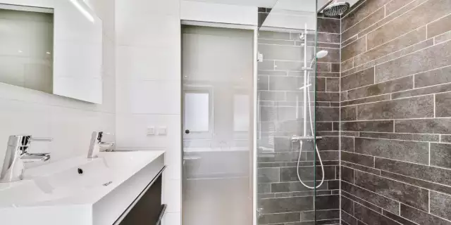 How Do Hotels Keep Glass Shower Doors Clean? (May 2022)