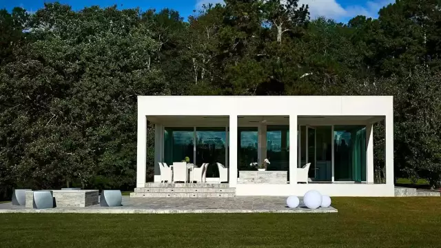Inspired by Legendary Architecture, a Glass House in South Carolina Is Simply Sublime