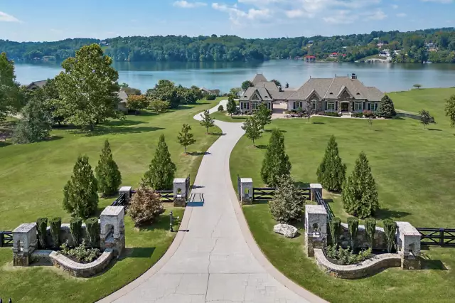 5 Acre Lakefront Estate In Louisville, Tennessee (PHOTOS)