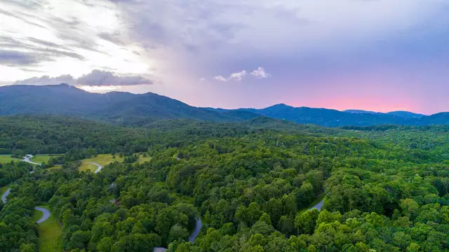 Homeowners have quiet and culture in North Carolina's Blue Ridge mountains - Luxury Portfolio International
