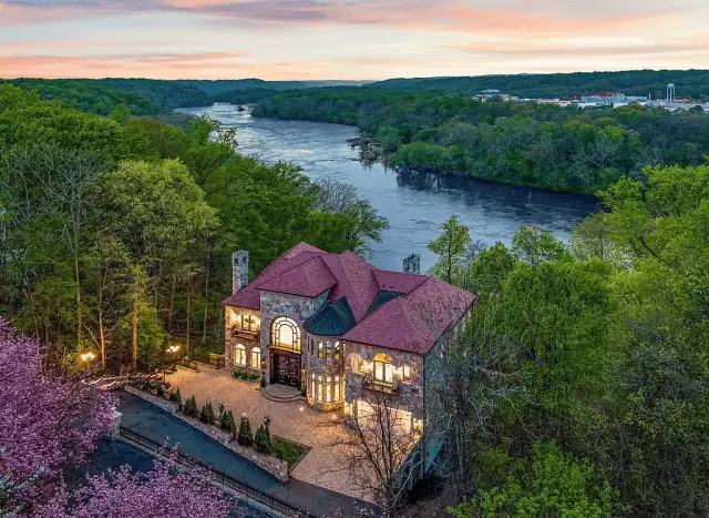 Riverfront Home In McLean, Virginia With Indoor Pool (PHOTOS)