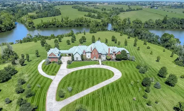 Waterfront Home On 19 Acres In Richmond, Kentucky (PHOTOS)