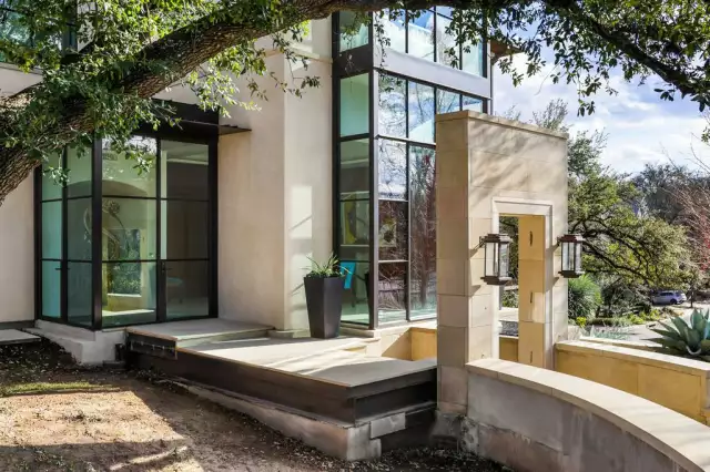 Contemporary Home Embraces Nature In Austin’s Desirable Tarrytown