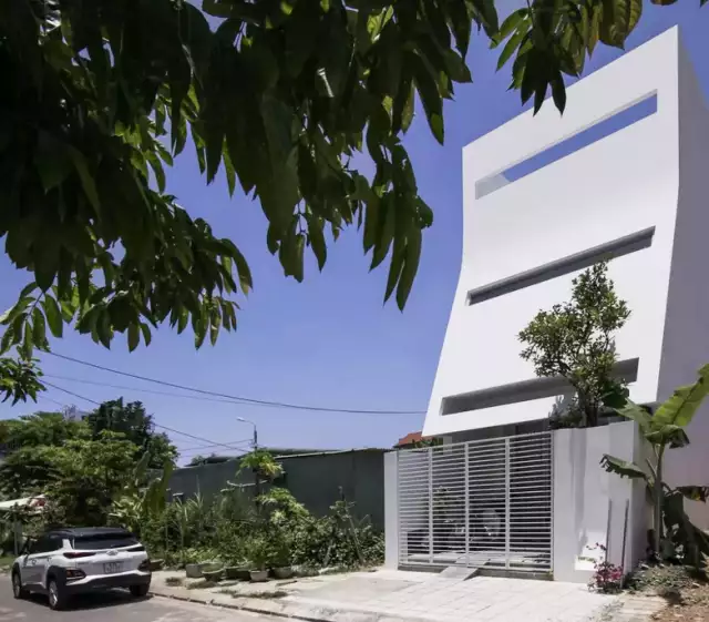 Flow House Provides Passive Cooling in Vietnam
