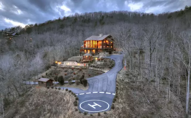 Mountaintop Log Home In Mineral Bluff, Georgia (PHOTOS)