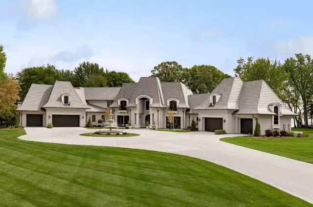 Lakefront Minnesota Home With Indoor Basketball Court (PHOTOS)