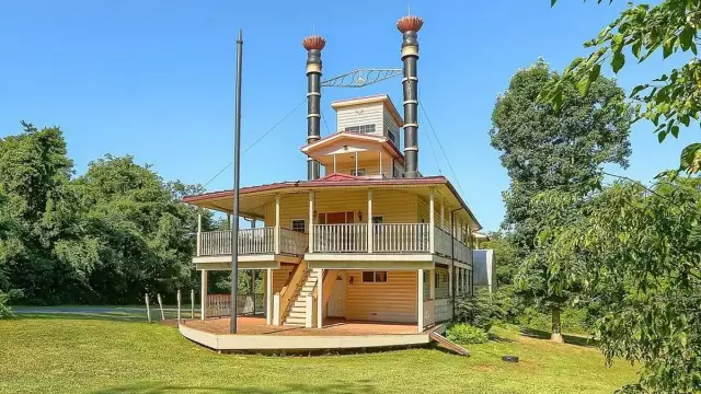 A Boat House Sits High and Dry Smack-Dab in the Middle of Pennsylvania
