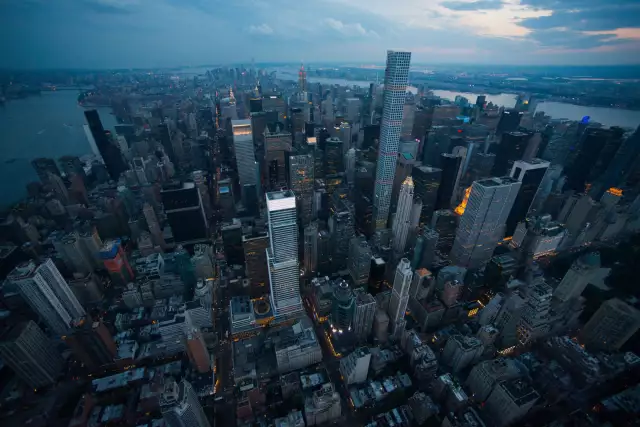 Manhattan home prices hit a record while sales frenzy winds down