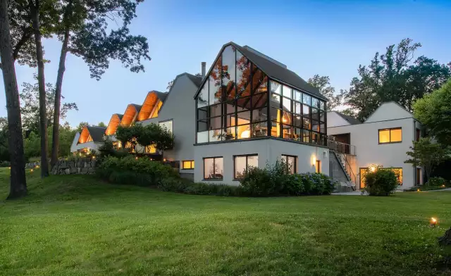 The Origami House in Weston, CT trades for $6.5 million, a 17-year high for the area