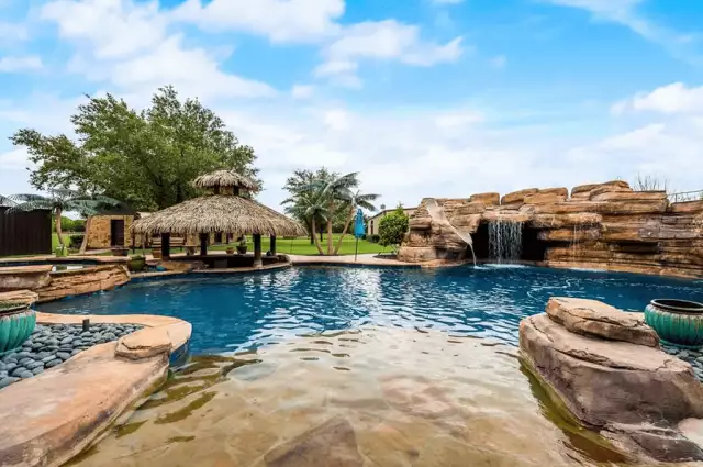 5 Acre Texas Estate With Guest House & Resort-Style Pool (PHOTOS)