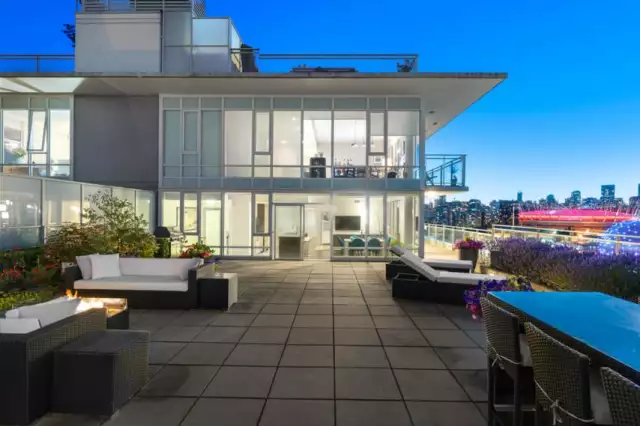 Lifestyle Video of Luxury Sub-penthouse in False Creek | $2.5 Million CAD | Epic patio and views