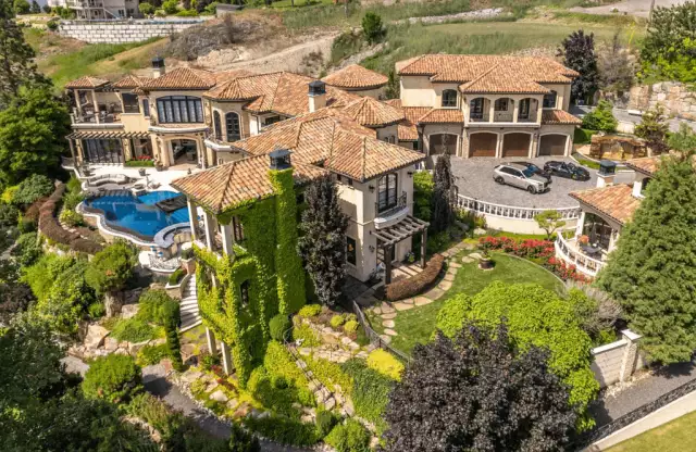 Tuscan Style Lakefront Estate In British Columbia, Canada (PHOTOS)