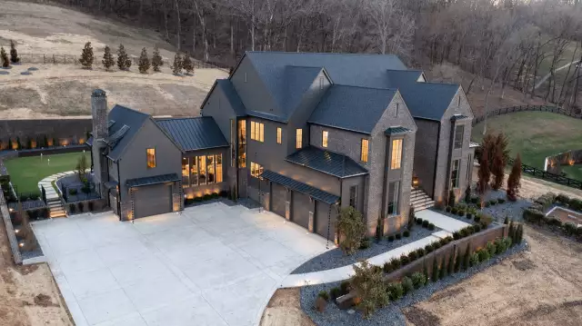 Brick New Build On 5 Acres In Tennessee (PHOTOS)