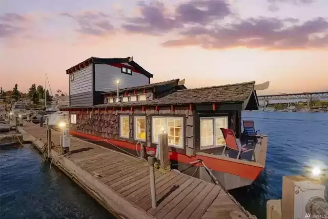 Waterfront Fantasy: 5 Floating Homes That Will Surely Float Your Boat