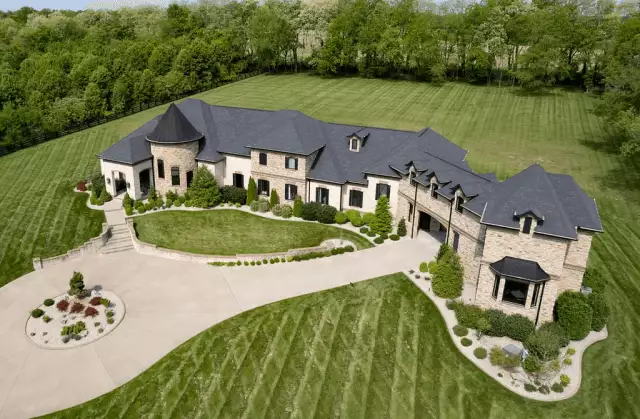 10,000 Square Foot Kentucky Home On 5 Acres (PHOTOS)