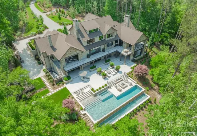 Lakefront Home In Mooresville, North Carolina (PHOTOS)
