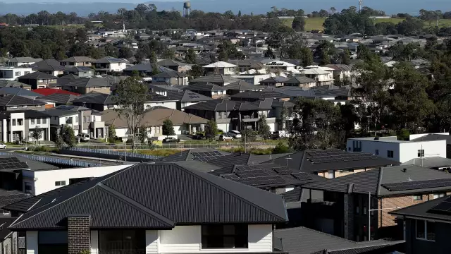 Australia's house prices fall, interest rates soar but analysts say there's no crash yet