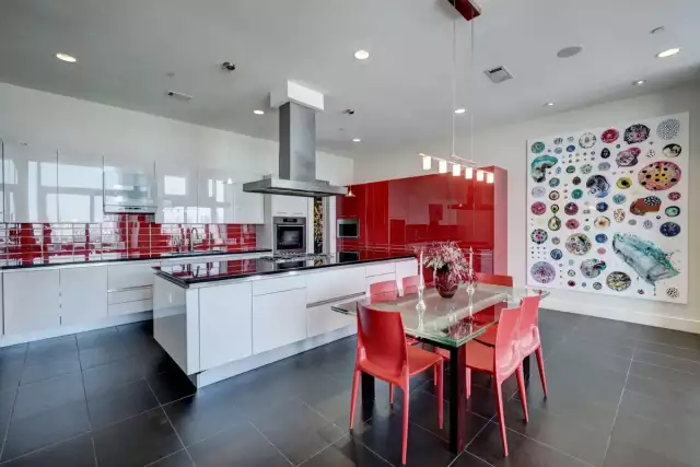 Cooking with Color: 5 Homes with Colorful Kitchen Cabinetry - Sotheby´s International Realty | Blog