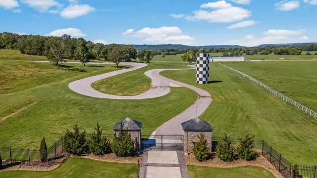 393 Acre Arkansas Estate With Its Own Race Track (PHOTOS)