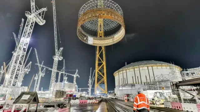 World’s biggest crane lifts 304 tonne load at Hinkley
