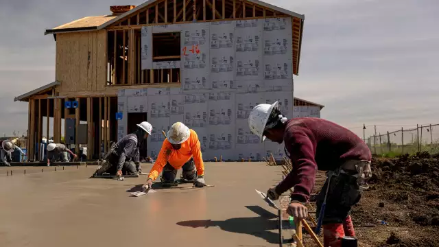 Homebuilder sentiment falls to 2-year low on declining demand and rising costs