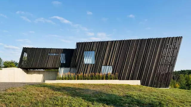 Catskills Modern: ‘Sleeve House’ Highlighted by Charred Wood Exterior