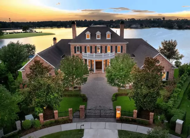 $5 Million Waterfront Home In Spring, Texas (PHOTOS)